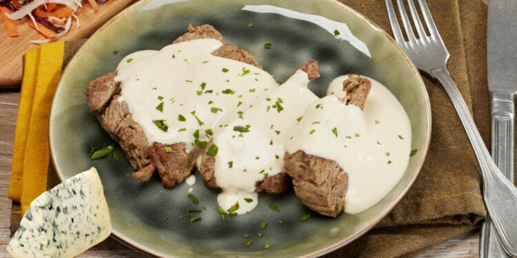 Gorgonzola Cheese Sauce for Meat with 3 Ingredients