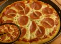 Easy Pizza with Cheese and Calabrian Sausage Filling, in 10 minutes