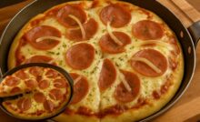 Easy Pizza with Cheese and Calabrian Sausage Filling, in 10 minutes
