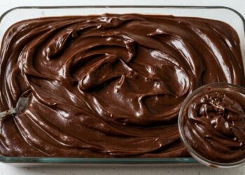 Simple 4-Ingredient Chocolate Cake Filling