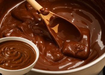 Quick & Easy Homemade Ganache – Only 2 Ingredients & Perfect for Cakes, Cupcakes & More
