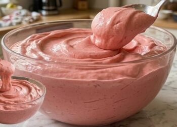 Easy Strawberry Mousse with Powdered Drink Mix